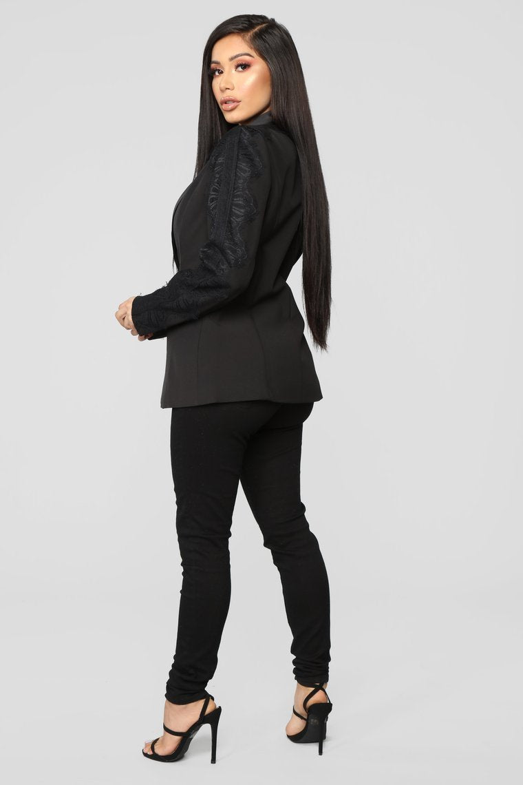 Blazer à bordure en dentelle She Means Business - Noir