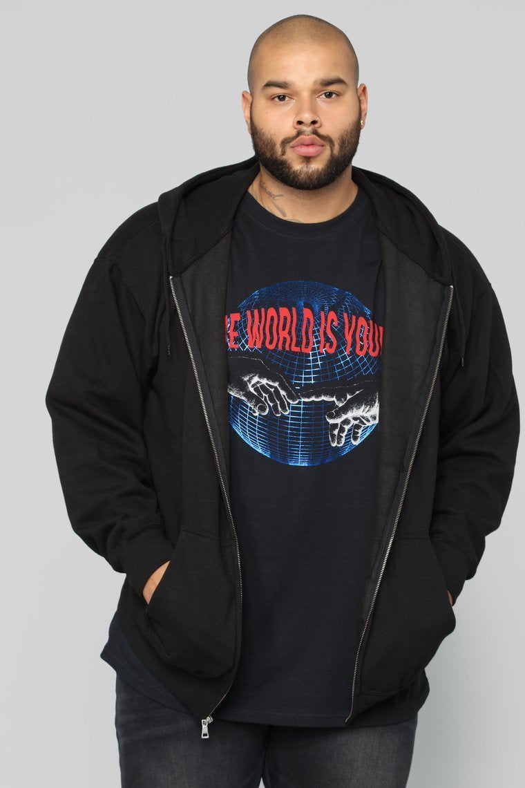 Un t - shirt à fermeture éclair.